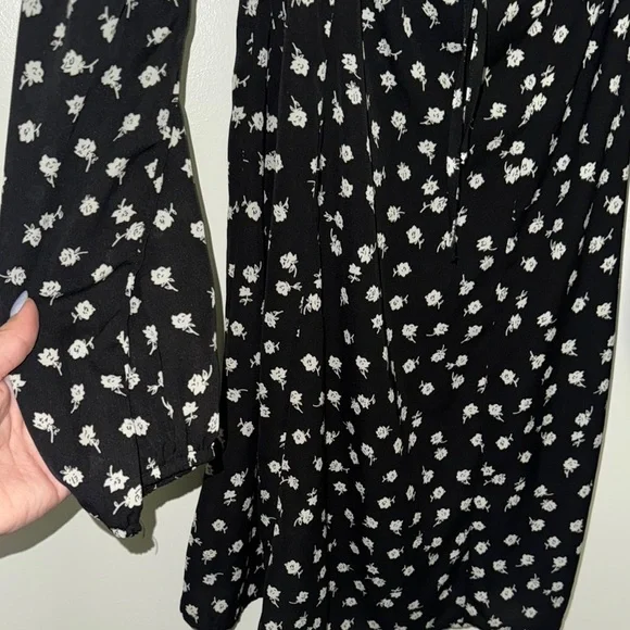 Elegant Black Floral Dress - Picture 3 of 4